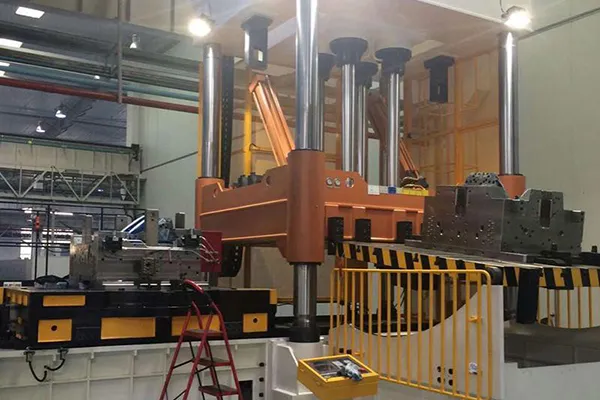 Prensa de ajuste multicolor para la fabricación de faros/luces de automóviles